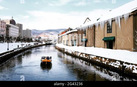 Anzeigen von Otaru Canel im Winter mit Signatur Touristenboot, Hokkaido, Japan Stockfoto