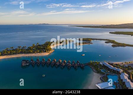 Luftaufnahme der Überwasser-Bungalows im Fiji Marriott Resort Momi Bay bei Sonnenaufgang, Momi Bay, Coral Coast, Viti Levu, Fidschi-Inseln, Südpazifik Stockfoto