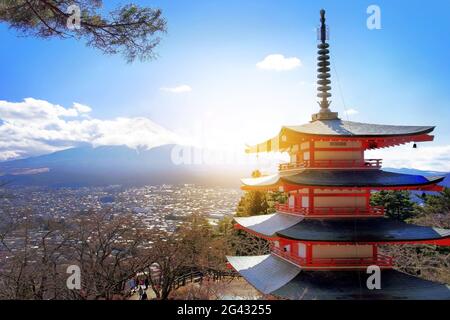 Mt. Fuji mit roten Pagode im Winter, Fujiyoshida, Japan Stockfoto