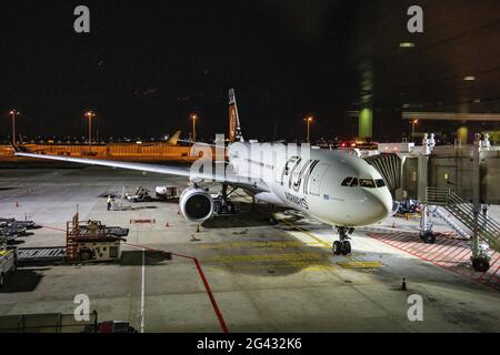 Fiji Airways Airbus A330-200-Flugzeug mit dem Namen „Insel Vatulele“ an einem Gate am Flughafen Singapur Changi in der Nacht, Singapur, Singapur, Asien Stockfoto