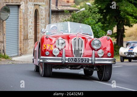 Orvieto, Italien. Juni 2021. Ein Jaguar XK140 Ots SE Roadster aus dem Jahr 1956 in Orvieto. Quelle: Stephen Bisgrove/Alamy Live News Stockfoto