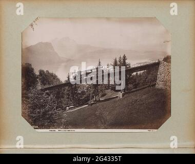 Zugstarter auf der Schnurtobel-Brücke der Rigispoorbaan; Vitznaus. Schnurtobelbrücke. Teil des Reisealbums mit Sehenswürdigkeiten in England, der Schweiz, Frankreich und Deutschland. Stockfoto