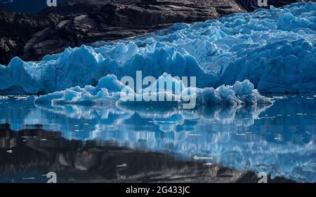 Craggy Grey Glacier Falling to Lago Grey, Magellanes Region, Torres del Paine, Chile Stockfoto