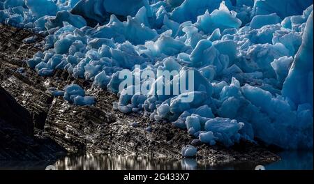 Craggy Grey Glacier Falling to Lago Grey, Magellanes Region, Torres del Paine, Chile Stockfoto