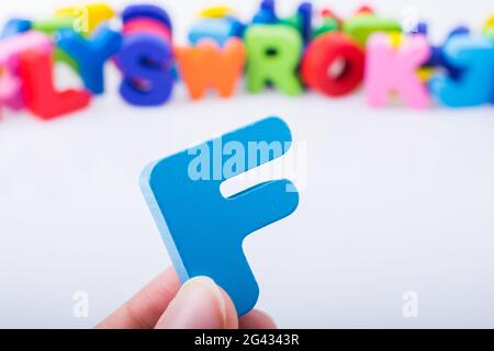 Buchstabenwürfel F aus Holz Stockfoto