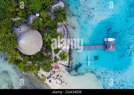 Luftaufnahme des Sofitel Bora Bora Private Island Resort in der Lagune Bora Bora, Vaitape, Bora Bora, den Leeward Islands, Französisch-Polynesien, Südpazifik Stockfoto