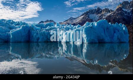 Craggy Grey Glacier am Lago Grey, Magellanes Region, Torres del Paine, Chile Stockfoto