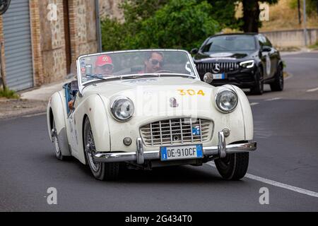 Orvieto, Italien. Juni 2021. Ein Triumph TR3 Sports 1956 bei Ankunft in Orvieto. Quelle: Stephen Bisgrove/Alamy Live News Stockfoto