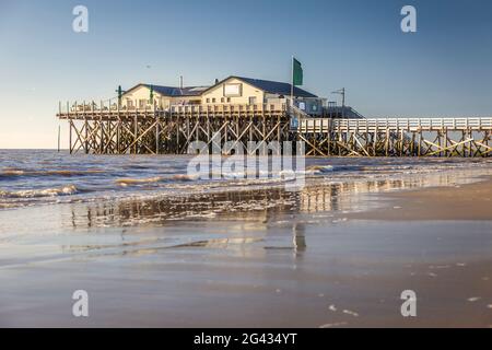 Stelzenhaus am Strand in St. Peter-Ording, Nordfriesland, Schleswig-Holstein Stockfoto