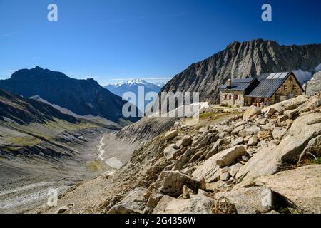 Hütte Baltschiederklause mit Blick über das Baltschiedertal zu den Walliser Alpen mit Dom, Baltschiederklause, Berner Alpen, Wallis, Schweiz Stockfoto