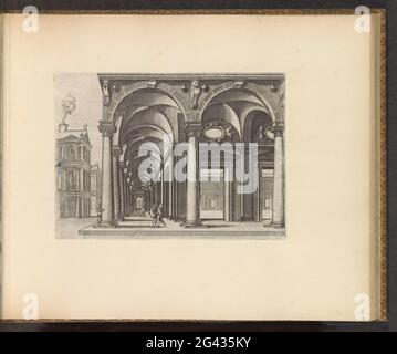 Farbig um einen Innenhof; Architekturperspektiven. Die Farbe des toskanischen Ordens, um einen offenen Innenhof herum. Unter der Galerie befinden sich drei Personen, eine vierte hinter der Ecksäule. Der Druck ist Teil eines Albums. Stockfoto