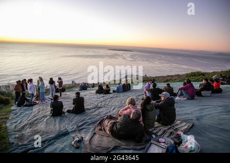 Kapstadt, Südafrika. Juni 2021. Besucher beobachten den Sonnenuntergang am 18. Juni 2021 auf dem Signal Hill in Kapstadt, Südafrika. Quelle: Lyu Tianran/Xinhua/Alamy Live News Stockfoto