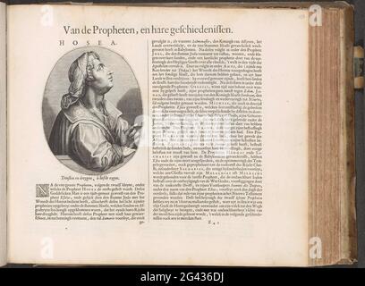 Porträt des Propheten Hosea; der Propheten und ihrer Geschichten; Propheten aus dem Alten Testament; Den Grooten Emblemata Sacra, bestehend aus mehr als vierhundert von Belsche Figuren, so des alten wie des Nieuwen Testaments. Reduzierte Spiegelkopie des Propheten Ezekiel aus der Icones Prophetarum-Serie Veteris Testamenti zum Design von Jan van der Straet (Stradanus), die in diesem Album als Bild des Propheten Hosea verwendet wird. Der Begleittext beginnt mit einer kleinen verzierten Initiale I. das Magazin ist Teil eines Albums. Stockfoto