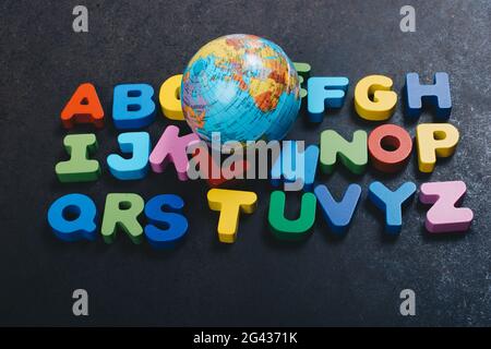 ABC Holzalphabet Buchstaben und Globus für Lernkonzept Stockfoto