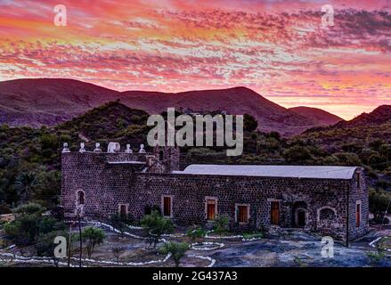 Übersicht über den Bau der Mission Santa Rosalia de Mulege bei Sonnenuntergang, Mulege, Baja California Sur, Mexiko Stockfoto