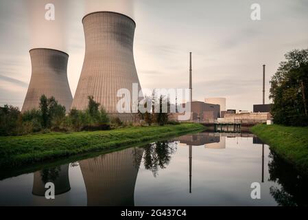 Dampf steigt aus dem Kühlturm des Kernkraftwerks (AKW) in der Nähe von Gundremmingen, Landkreis Günzburg, Bayern, Donau, Deutschland Stockfoto