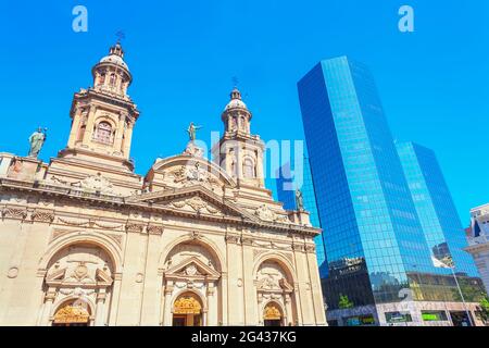 Metropolitan Cathedral und moderne Gebäude in der Innenstadt, Santiago de Chile, Chile, Südamerika Stockfoto