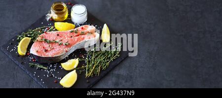 Gesalzener Lachs mit Gewürzen. Stockfoto