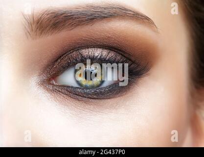 Nahaufnahme eines weiblichen menschlichen Auges mit rosa Augen, Schatten Stockfoto