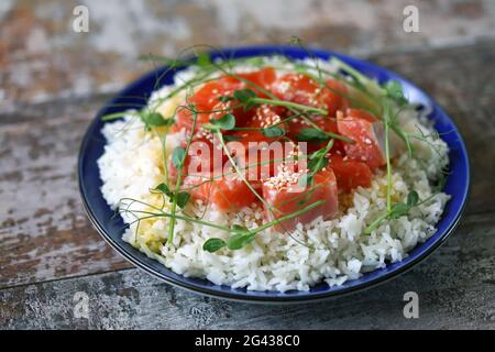 Poke eine Schüssel mit Lachs und Microgreens. Gesundes Essen. Stockfoto