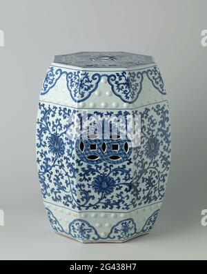 Achteckiger Gartensitz Mit Lotusrollen. Achteckiges Tabu oder Hocker aus Porzellan, in Unterglasur blau gemalt. An der Wand eine breite, kontinuierliche Verbindung mit Lotusgetränken. Auf zwei gegenüberliegenden Seiten eine doppelte durchbrochene Münze. Unten und oben an der Wand ein Band mit gelappten Kartuschen mit Lotusgetränken; dazwischen Nieten in Relief. Das Oberteil mit einem Reifen mit Lotusgetränken, einem abgeschnittenen Minzmotiv und einem Band mit Mäander-Muster. Der Boden ist offen. Ein Riss in der Wand. Blauweiß. Stockfoto