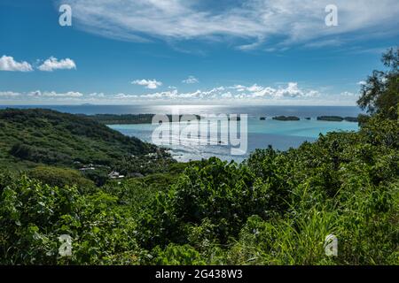 Blick über die üppige Bergvegetation auf die Lagune Bora Bora, Bora Bora, die Leeward-Inseln, Französisch-Polynesien und den Südpazifik Stockfoto