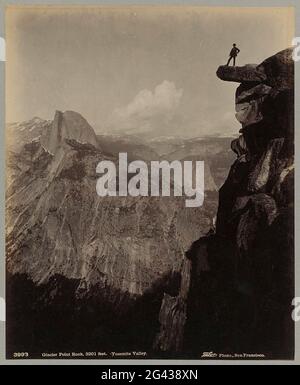 Man op Glacier Point Rock im Yosemite Valley; Glacier Point Rock, 3201 Fuß. - Yosemite Valley.. . Stockfoto