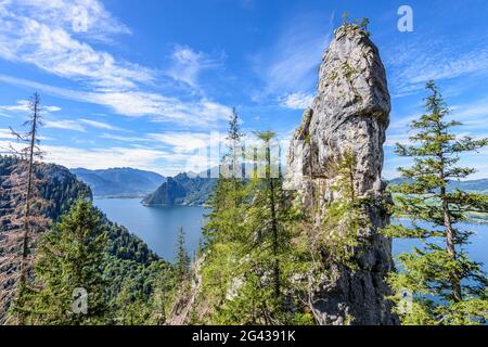 Felsnadel am Traunstein und Traunsee im Salzkammergut, Oberösterreich, Österreich Stockfoto