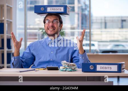 Junger männlicher Buchhalter im Budgetplanungskonzept Stockfoto