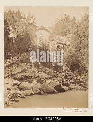 Touristen auf Felsen in der Via Mala in der Nähe von Ponte de Solis; Ponte de Solis über Mala. Teil des Reisealbums mit Fotos aus der Schweiz, Österreich, Italien und Deutschland. Stockfoto