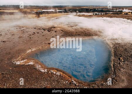 Geyser Valley im Südwesten Islands. Die berühmte Touristenattraktion Geysir. Geothermische Zone Haukadalur. Strokkur-Geysir an Stockfoto