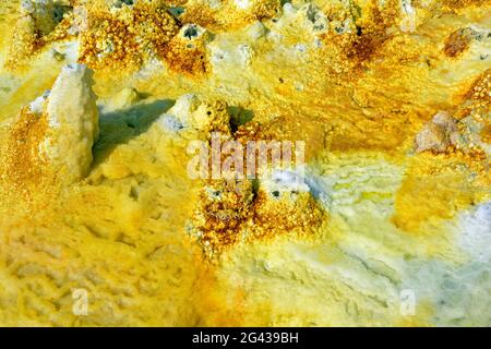 Äthiopien; Afar-Region; Danakil-Wüste; Danakil-Depression; Dallol-Geothermie; Schwefelhaltige Salzkrusten in gelber und roter Farbe; heißes Wasser und Gase Stockfoto