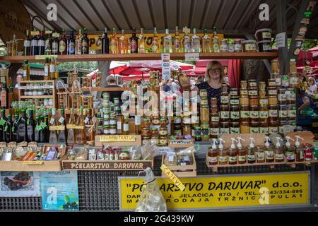 Frau verkauft lokale Spezialitäten an einem Marktstand, Pula, Istrien, Kroatien, Europa Stockfoto