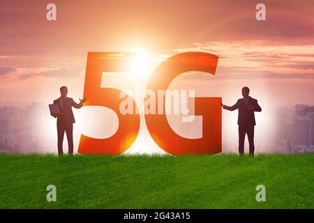 5G-Kommunikationsnetzkonzept mit Silhouetten Stockfoto