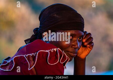 Porträt einer nachdenklich aussehenden ruandischen Frau im späten Nachmittagslicht, Kinunu, westliche Provinz, Ruanda, Afrika Stockfoto