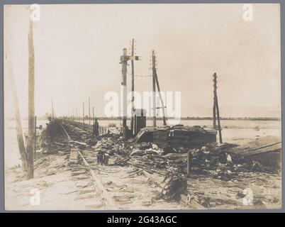 ÖSTERREICHISCH-UNGARISCH (?) Soldaten an der Stelle einer zerstörten Eisenbahnbrücke. Die Fotografie wurde im Ersten Weltkrieg als Propaganda eingesetzt. Diese Fotos wurden wahrscheinlich von einem Beinrahmen oder einem Fotografen im Dienste einer Nachrichtenagentur für die deutsche und österreichische ungarische Seite gemacht. Um die Heimatfront zu informieren, wurden bereits während des Krieges Fotountersuchungen durchgeführt. Das Großformat deutet darauf hin, dass diese Grafiken an einer solchen Ausstellung hängen. Stockfoto