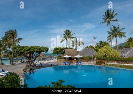 Swimmingpool im Hilton Moorea Lagoon Resort & Spa, Moorea, Windward Islands, Französisch-Polynesien, Südpazifik Stockfoto