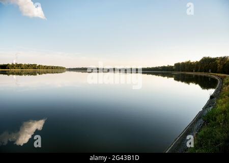 Begradigte Donau bei Lauingen, linke Kühltürme aus dem Kernkraftwerk Gundremmingen, Kreis Dillingen, Bayern, Deutschland Stockfoto