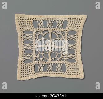 Kleid mit Randstickerei und auftauchenden Sonnen in Rautenform. Quadratisches Kleid aus naturfarbener Randstickerei, geschnitzte Arbeit. Muster mit einem Quadrat aus vier kleinen Quadraten. Jedes kleine Quadrat wird durch eine diagonale Linie mit einer „aufgehenden Sonne“ auf der Außenseite und einem Dreieck auf der Innenseite geteilt. Zusammen sorgt dies für eine Diamantform im großen Quadrat mit einem vierzackigen Stern in der Mitte. Zum großen Quadrat auf allen Seiten einen Rand mit Rechtecken, gefüllt mit Bündeln von Drähten oder mit einem dichten Gitter Arbeit mit offenen Diamanten. Eine fertige Kante in Leinenstrich auf allen Seiten. Stockfoto