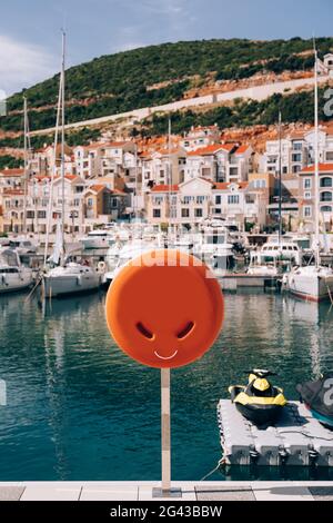 Eine Nahaufnahme einer Rettungsboje-Box auf einem Jachtdock an der Lustica Bay in Montenegro. Stockfoto