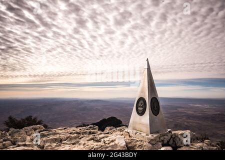 Wolken Streifen über den Himmel über dem gipfel des guadalupe Peak im Guadalupe Mountains National Park Stockfoto