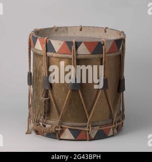 Drom, altes Modell der Bögen. Bräutigam der Miliz. Der Messingkessel ist beidseitig mit einer Kalbsscheibe versehen, die durch einen Reifen gehalten und mittels eines Spanners mit Traktoren und Schrauben gespannt wird. Beide Reifen sind mit einem Dreieckmotiv in den Farben rot, weiß und blau verziert. Mit eingravierten Zahlen: 1847-4. Stockfoto