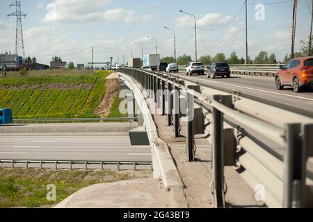 Fechten auf der Seite der Autobahn. Straßenbrücke Metallzaun. Unfallschutzbarriere. Notabsperrung. Stockfoto