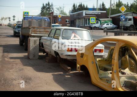 Zerlegter Autorahmen auf der Straße. Auto nach einem Unfall. Ungeeignetes Fahrzeug für den Einsatz. Beschädigter Maschinenrahmen. Stockfoto