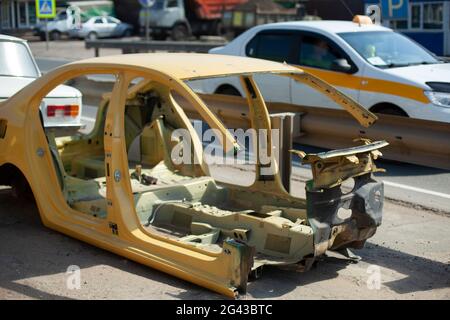 Zerlegter Autorahmen auf der Straße. Auto nach einem Unfall. Ungeeignetes Fahrzeug für den Einsatz. Beschädigter Maschinenrahmen. Stockfoto