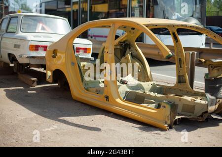 Zerlegter Autorahmen auf der Straße. Auto nach einem Unfall. Ungeeignetes Fahrzeug für den Einsatz. Beschädigter Maschinenrahmen. Stockfoto