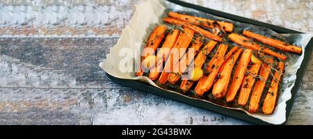 Gebackene Karotten mit Kräutern und Gewürzen. Stockfoto