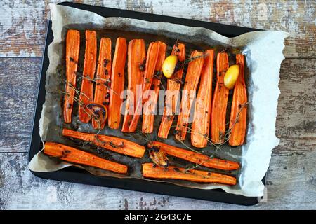 Gebackene Karotten mit Kräutern und Gewürzen. Stockfoto