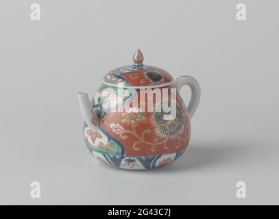 TEEKANNEN MIT LOTUSROLLEN und Blumenrundeln. Teekannen aus Porzellan mit birnenförmigem Körper, C-förmigem Ohr und leicht gebogenem Auslauf, in Unterglasur blau und auf der Glasur rot, grün, schwarz und Gold lackiert. An der Wand zweimal eine Blumenrosette, umgeben von Lotusgetränken. Das Ohr und der Auslauf umfasst durch eine Kartusche mit Blattgetränken und „Froschtroll“. Um den Fuß herum eine Bindung mit Lotusgetränken in Kartuschen. Imari. Stockfoto