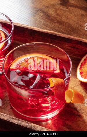 Orangencocktail mit aperol-Nahaufnahme auf einem Holzhintergrund Stockfoto